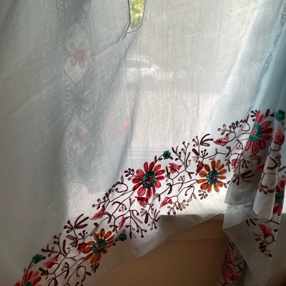 Handmade embroidered shawl - Picture 8 of 9